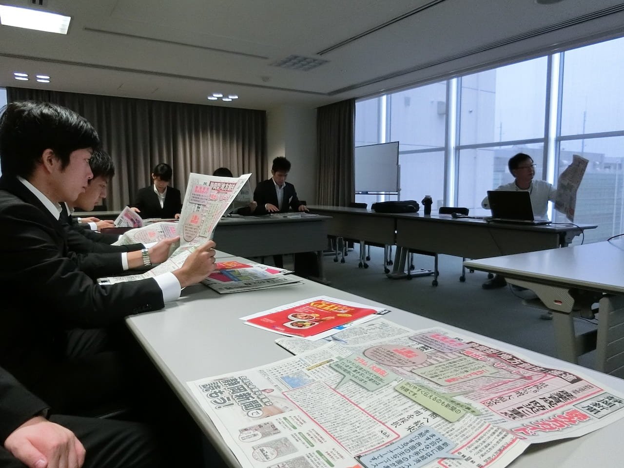 新聞社を訪問した様子
