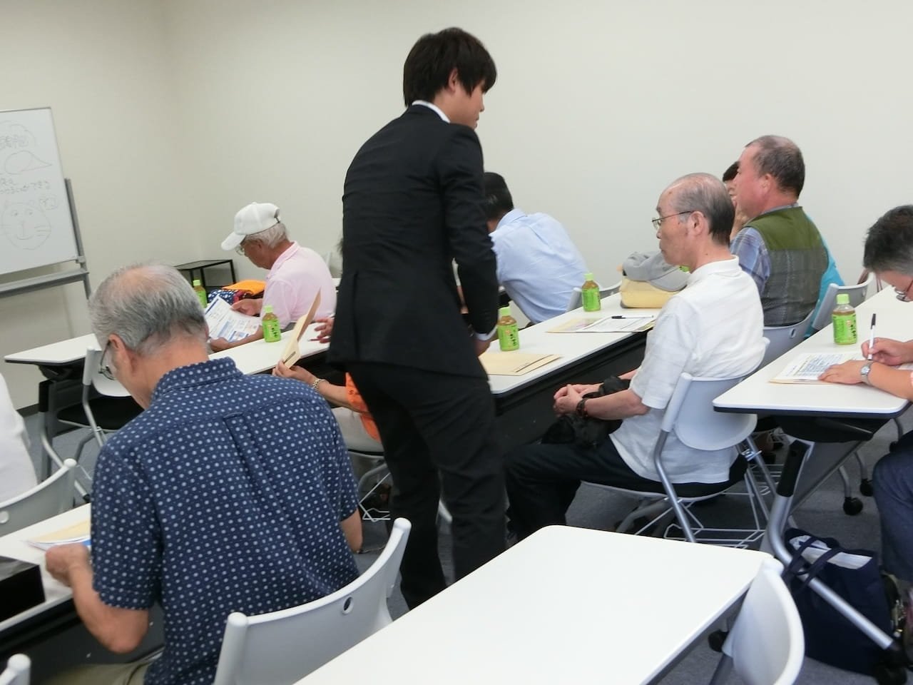 支店にて接客を体験する様子