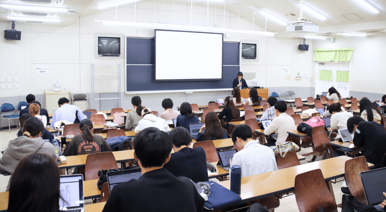 神田外語大学での授業風景